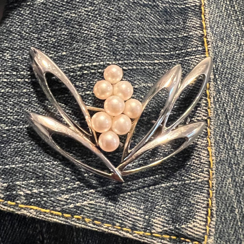 Vintage polished Silver-tone with pearl floral Brooch - Picture 3 of 4